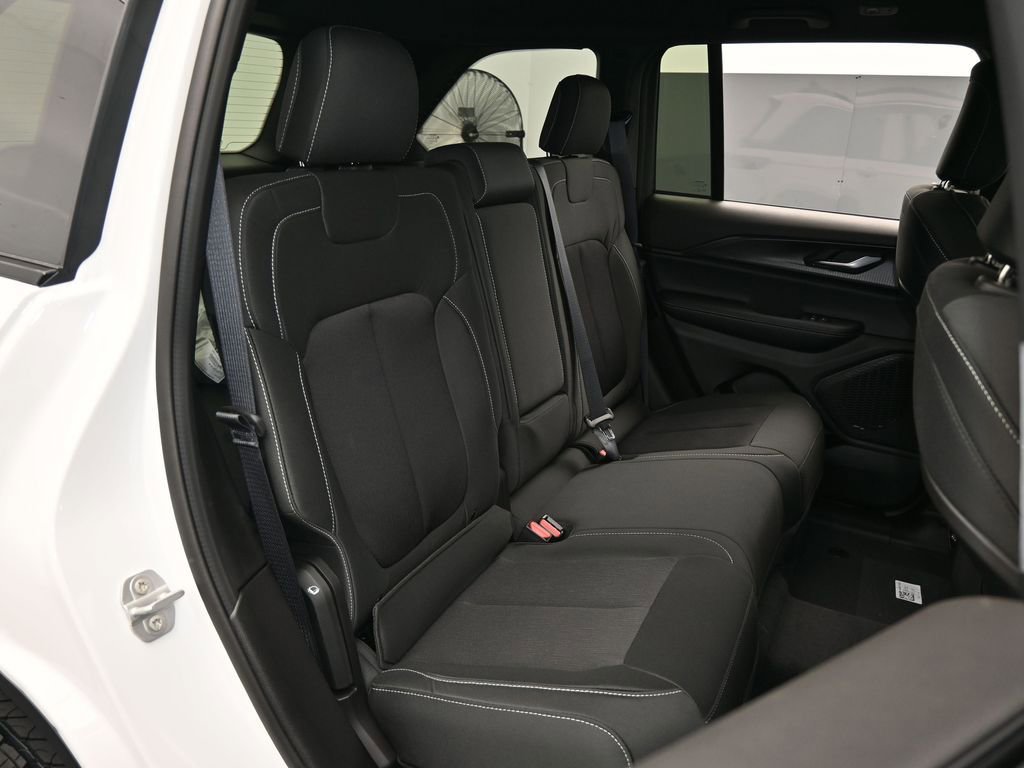 Used 2025 Jeep Grand Cherokee Laredo image 34