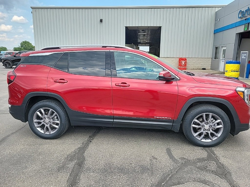 Used 2023 GMC Terrain SLT image 3
