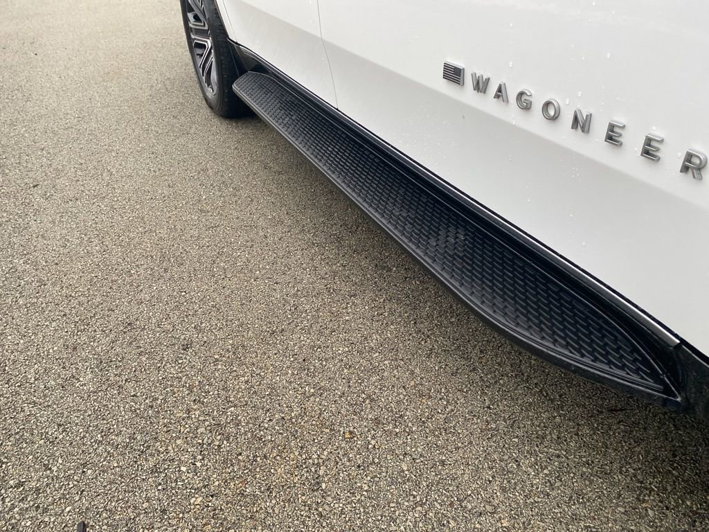 Certified 2024 Jeep Wagoneer L Series II w/ Flexible Seating Group image 8