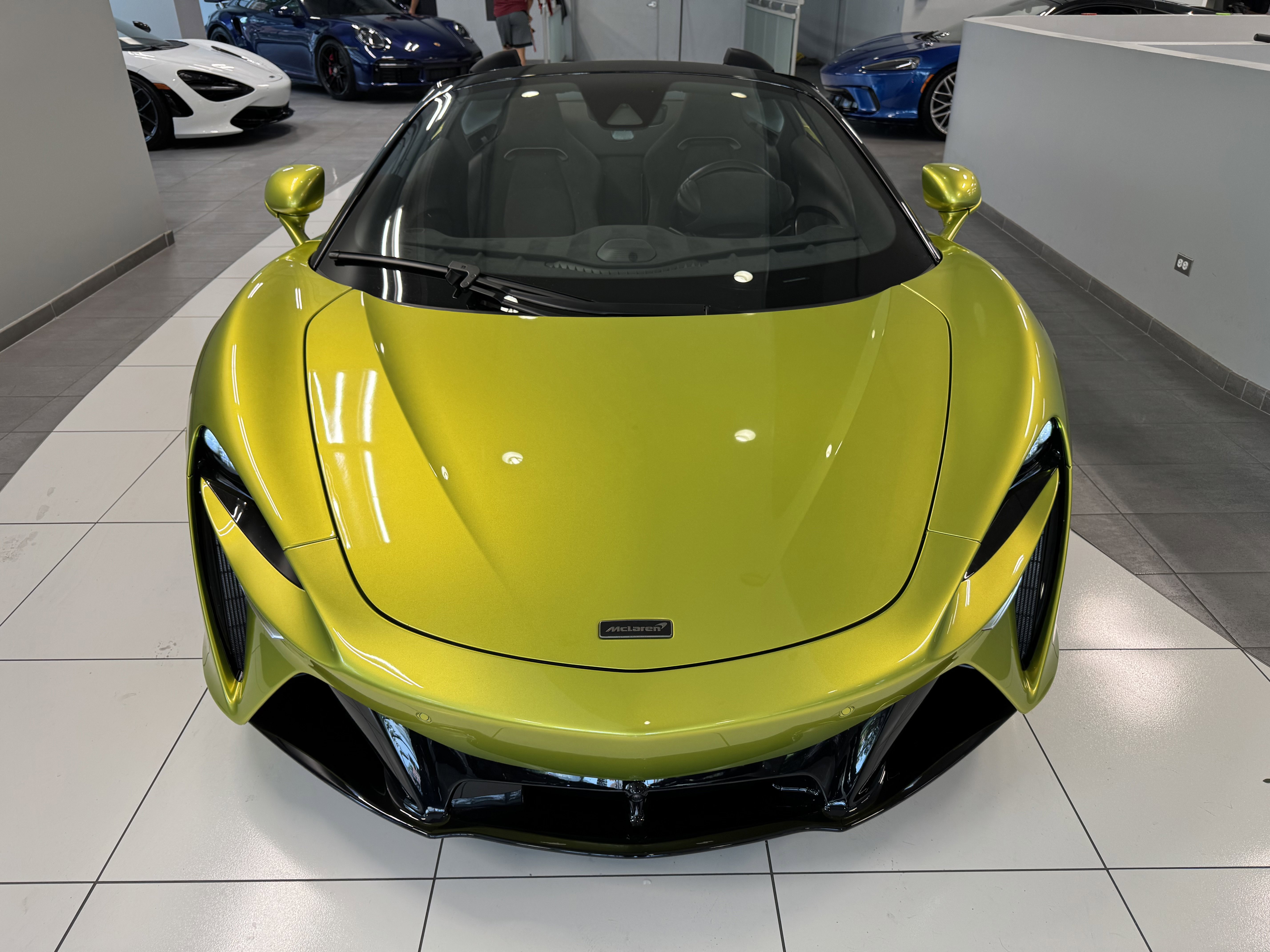 Used 2025 McLaren Artura Spider image 11