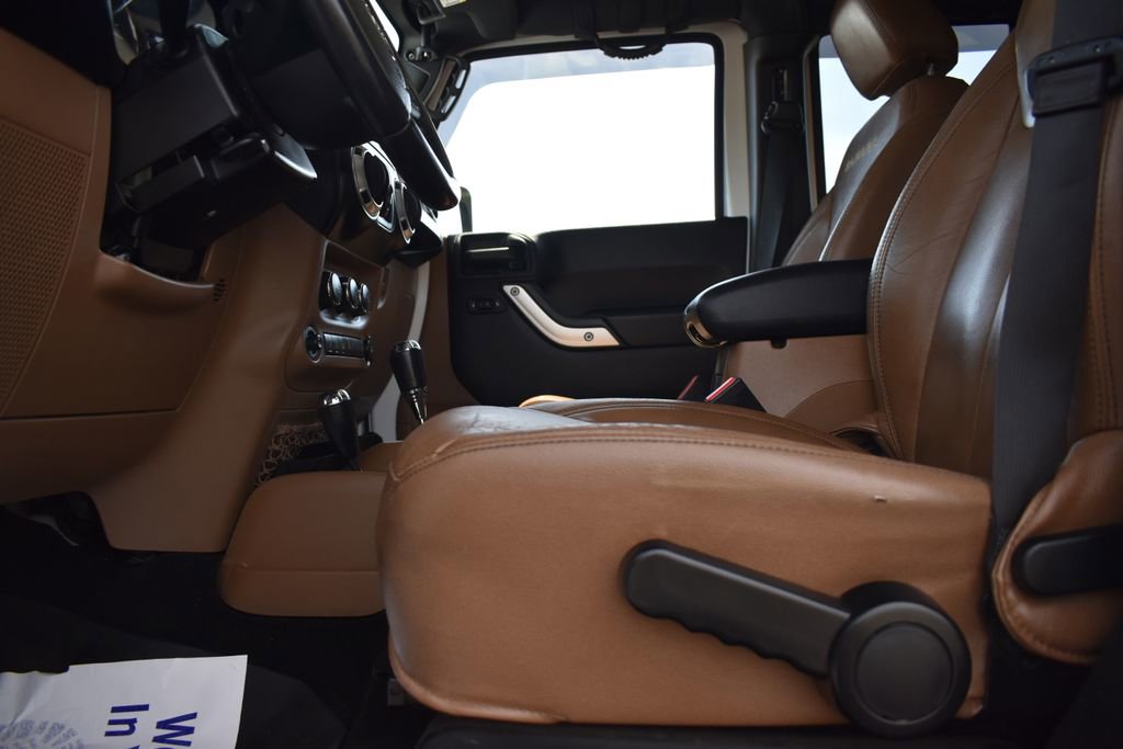 Used 2015 Jeep Wrangler Unlimited Sahara w/ Connectivity Group image 7