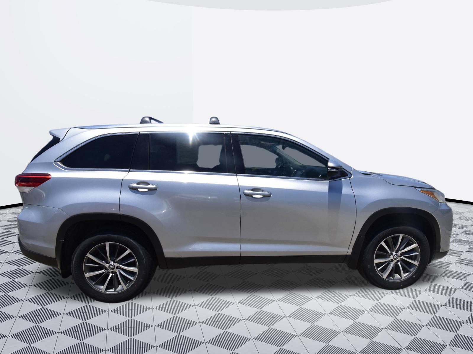 Used 2019 Toyota Highlander XLE FWD image 5