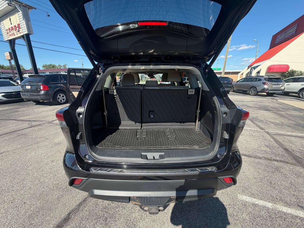 Used 2021 Toyota Highlander XLE AWD/4WD image 11