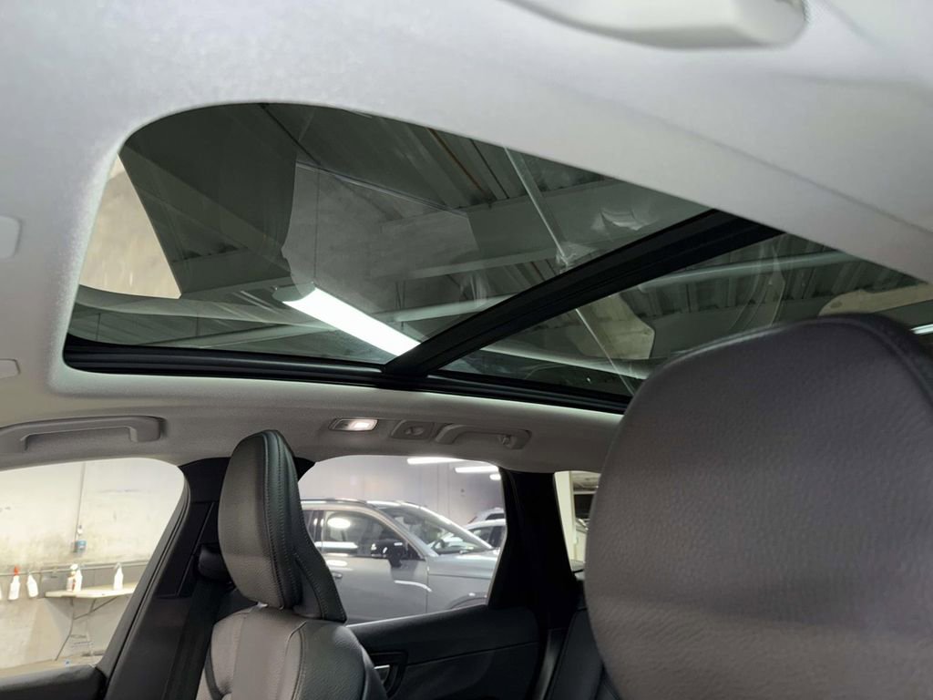 Used 2025 Volvo XC60 B5 Plus image 22