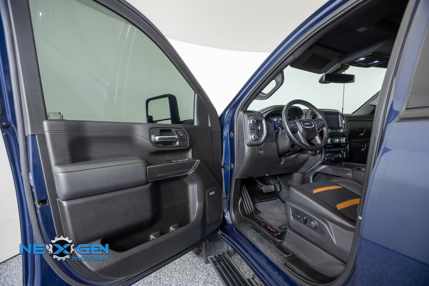 Used 2023 GMC Sierra 2500 AT4 w/ AT4 Preferred Package AWD/4WD image 9