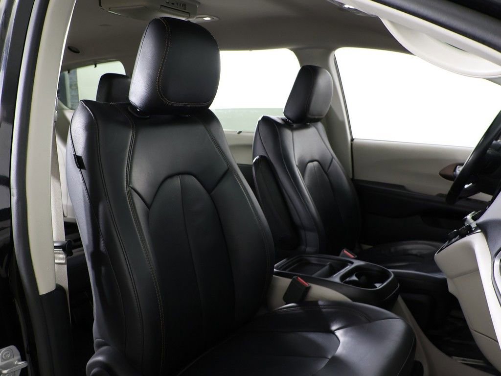 Used 2018 Chrysler Pacifica Touring-L FWD image 30