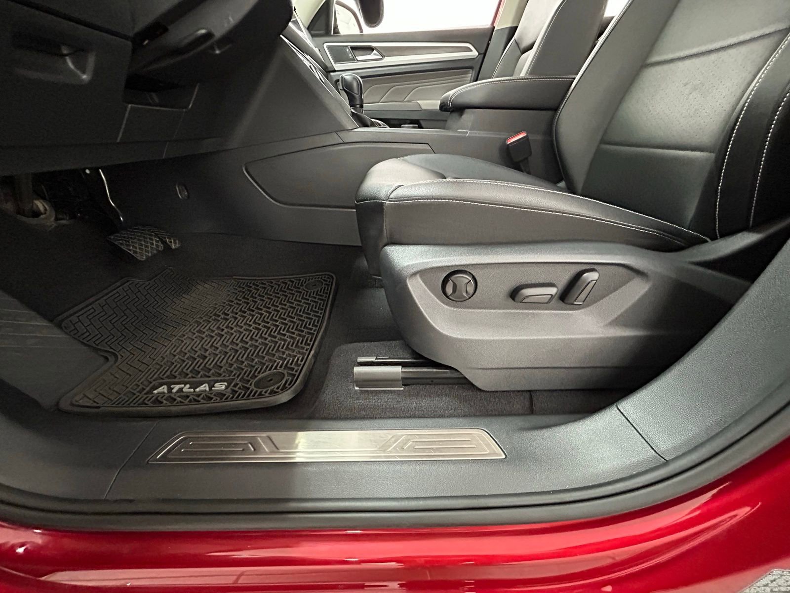 Used 2023 Volkswagen Atlas SE image 30