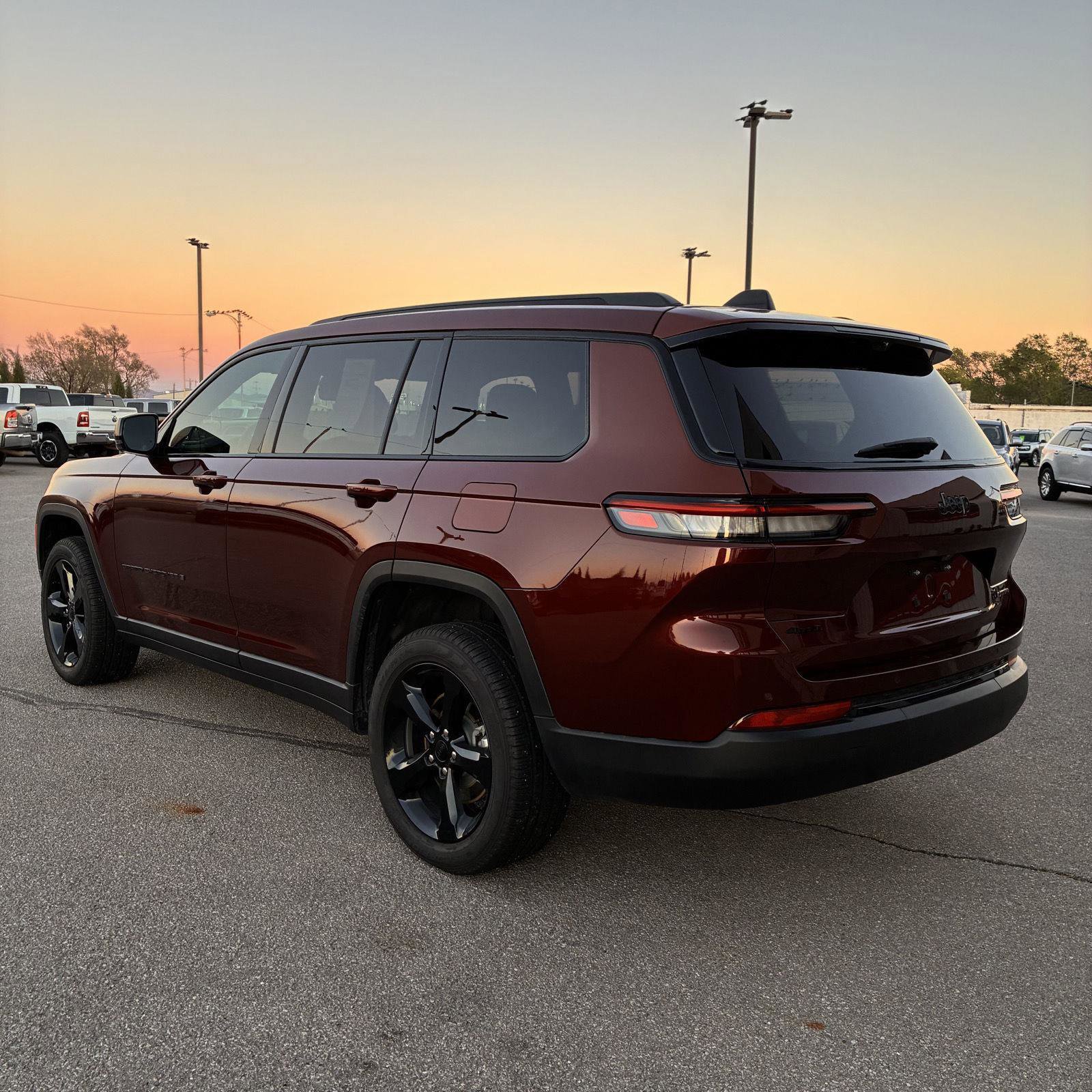 Used 2025 Jeep Grand Cherokee L Limited w/ Luxury Tech Group II image 14