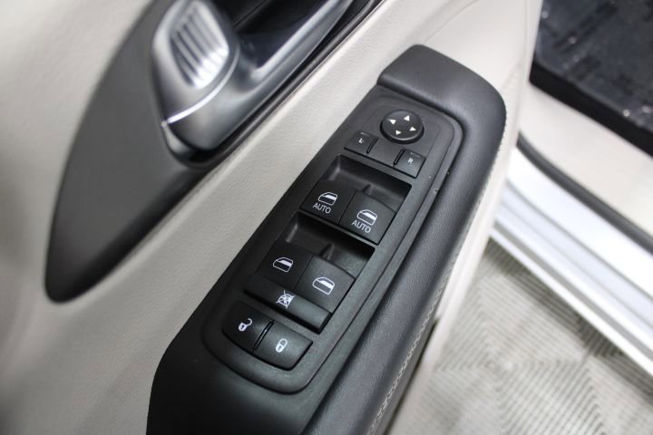 Used 2024 Chrysler Pacifica Touring-L image 34