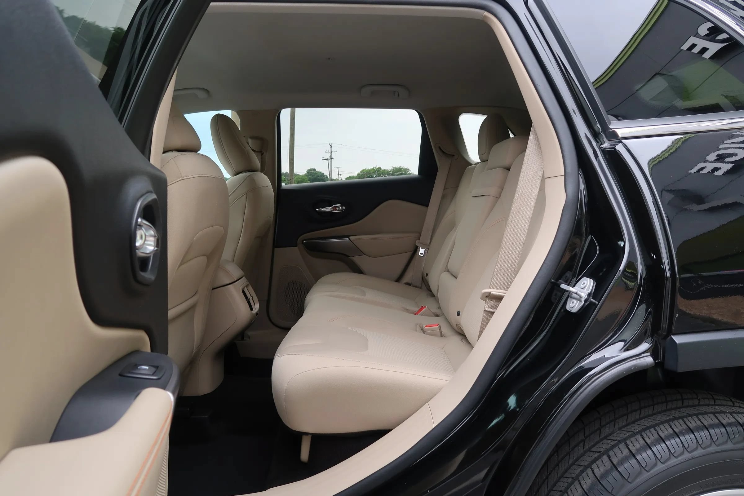 Used 2019 Jeep Cherokee Latitude w/ Popular Appearance Group FWD image 17