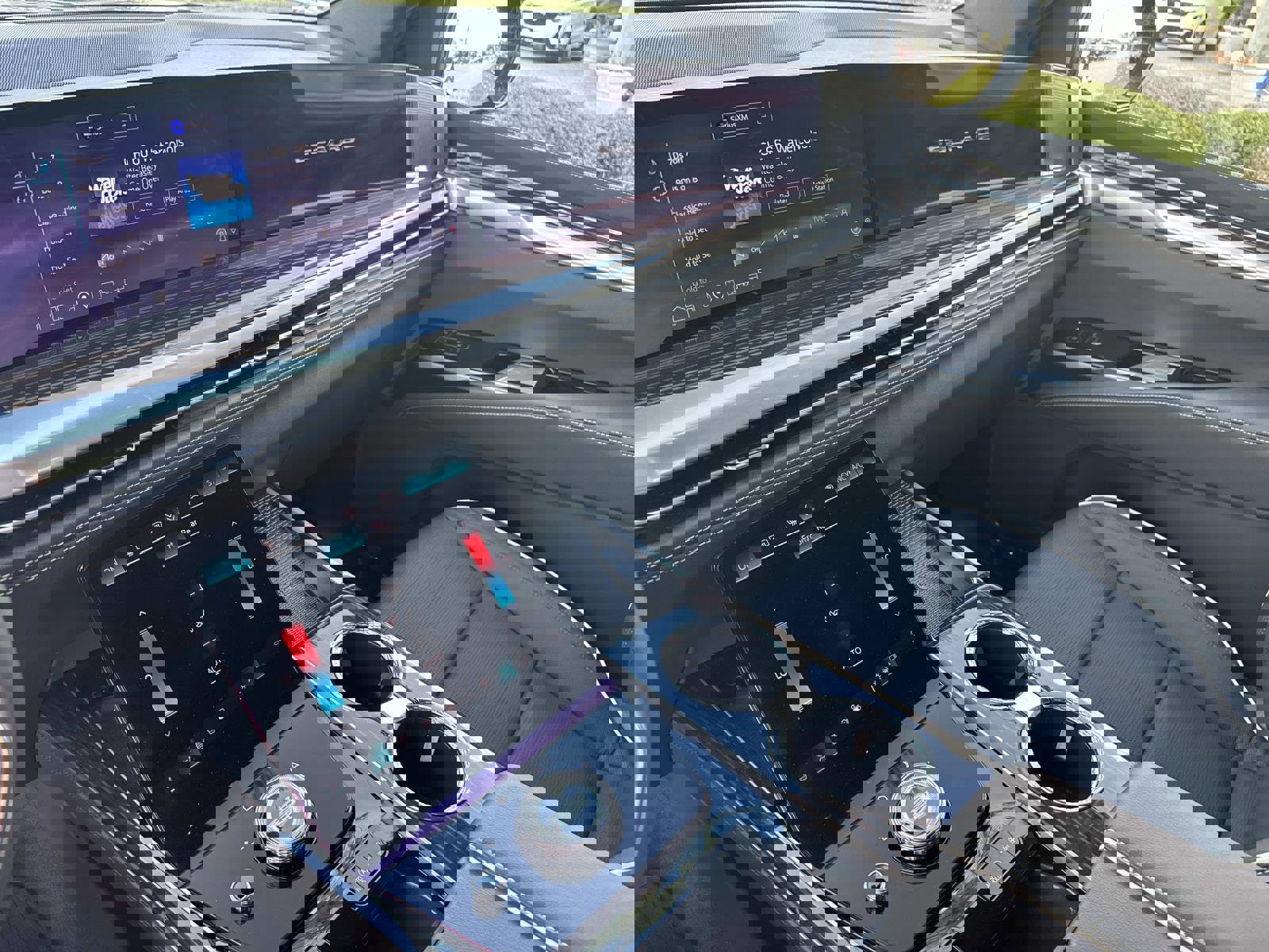 Certified 2025 Cadillac Escalade ESV Premium Luxury image 24