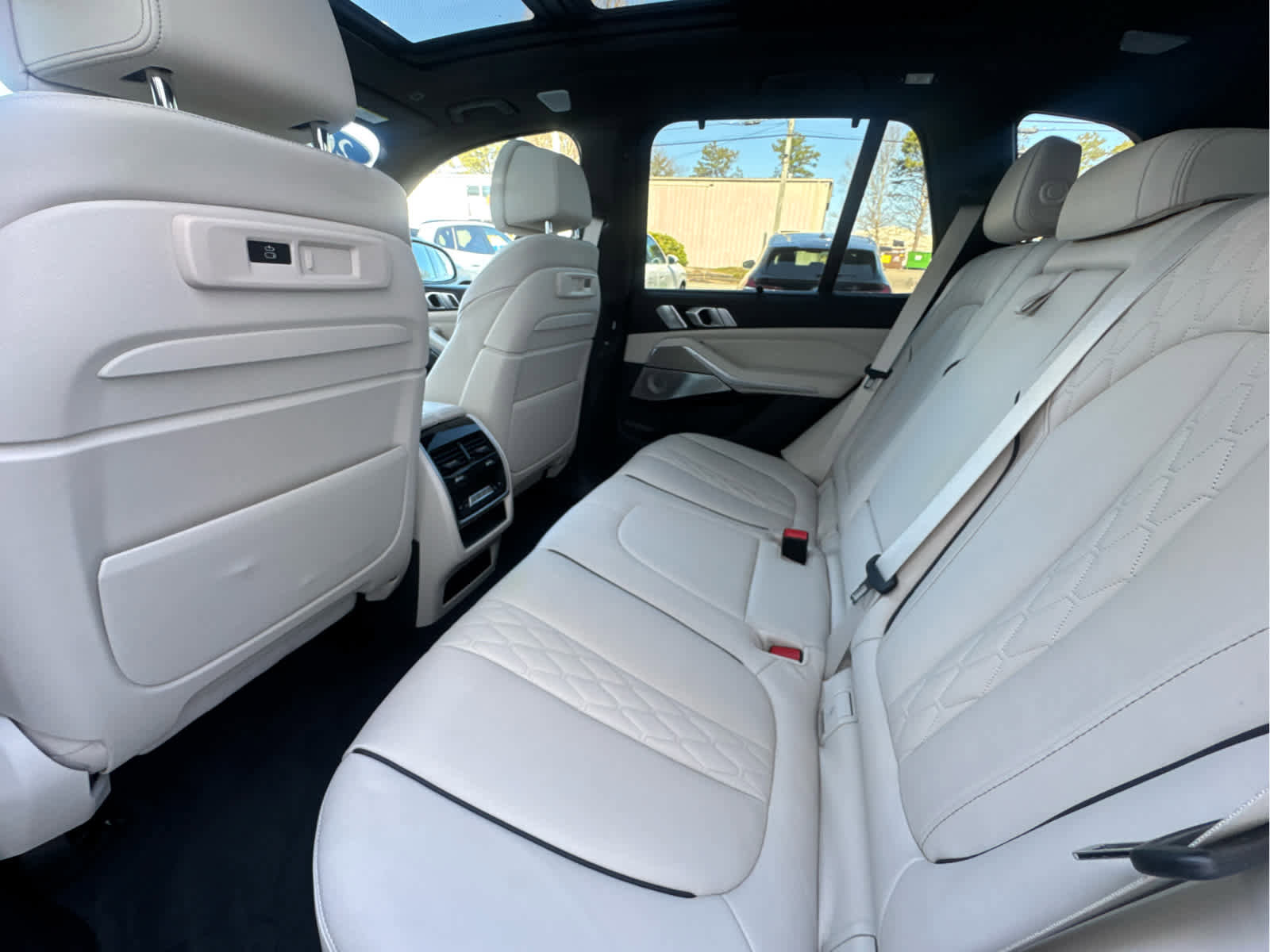 Used 2022 BMW X5 M50i w/ Executive Package image 15