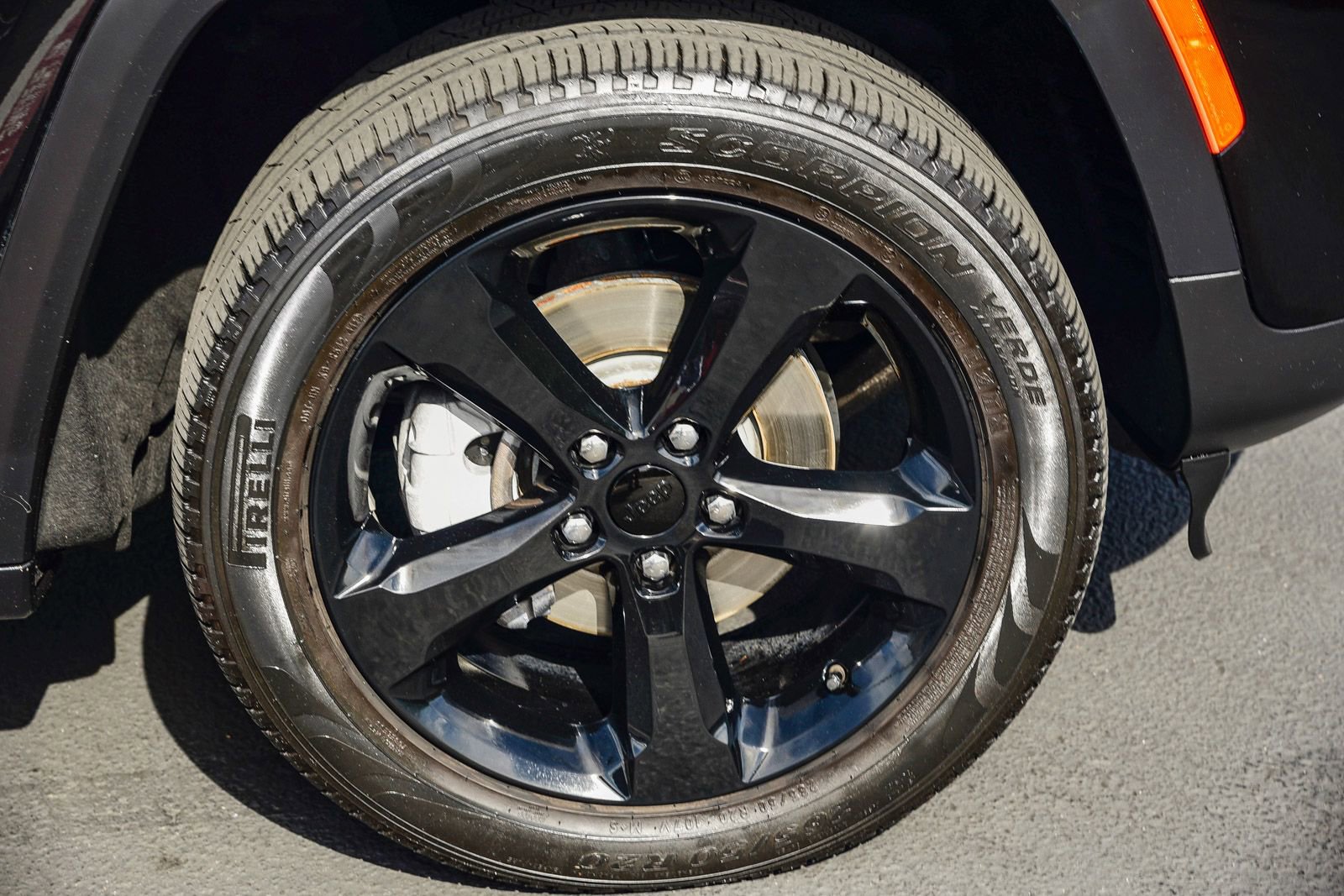 Used 2023 Jeep Grand Cherokee Limited w/ Black Appearance Package image 11