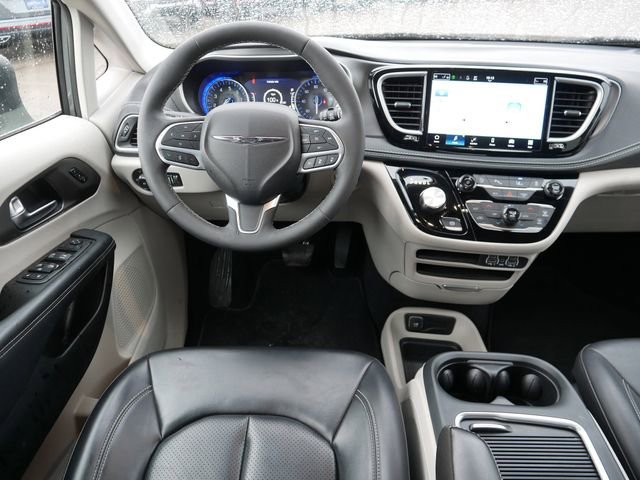 Used 2023 Chrysler Pacifica Touring-L image 21