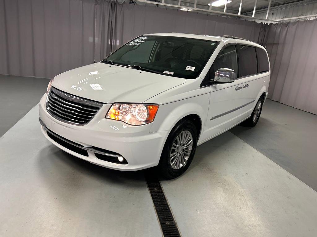 Used 2016 Chrysler Town & Country Touring-L FWD image 3