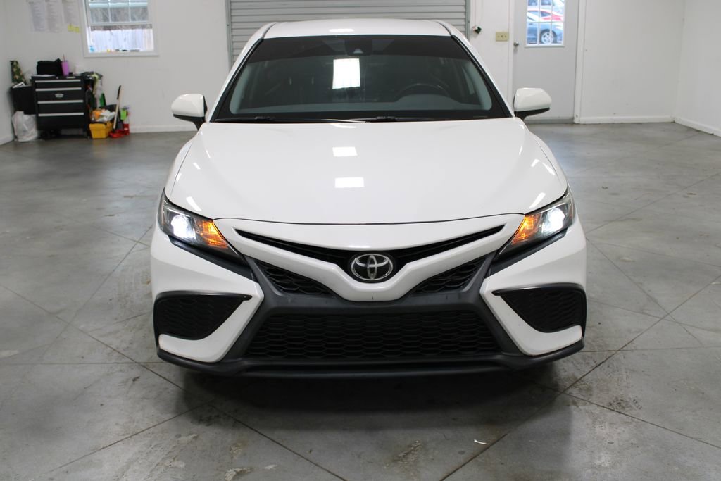 Used 2021 Toyota Camry SE image 3