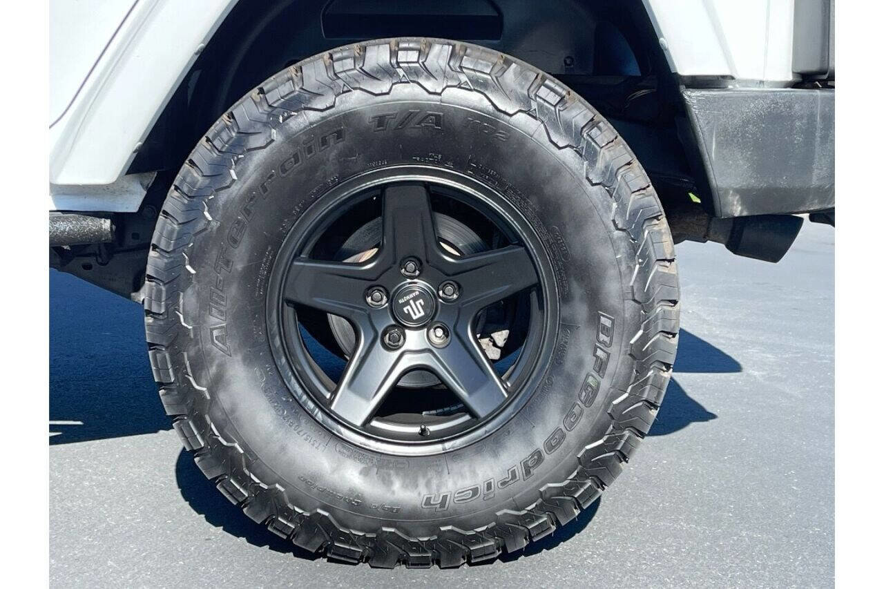 Used 2015 Jeep Wrangler Unlimited Sahara image 14