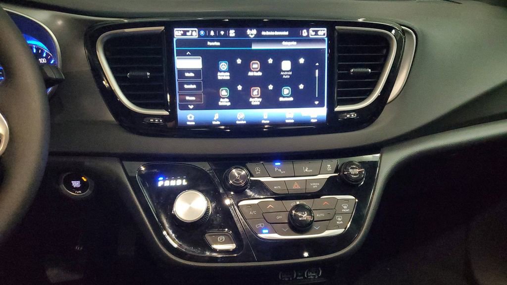 Used 2025 Chrysler Voyager LX image 23