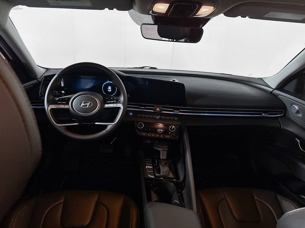 Used 2024 Hyundai Elantra Limited image 12