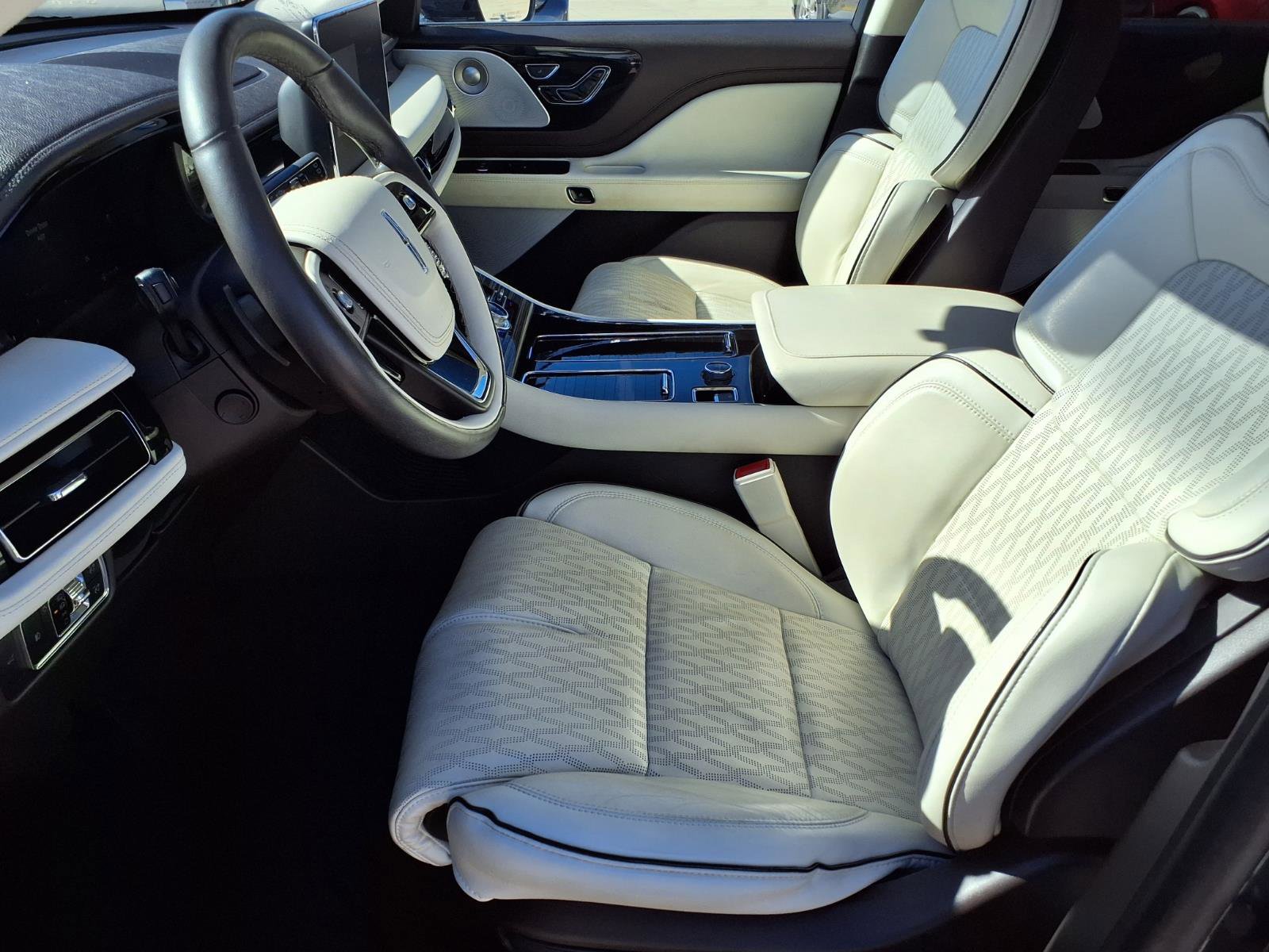 Used 2023 Lincoln Aviator Black Label w/ Class IV Trailer Tow Package AWD/4WD image 15