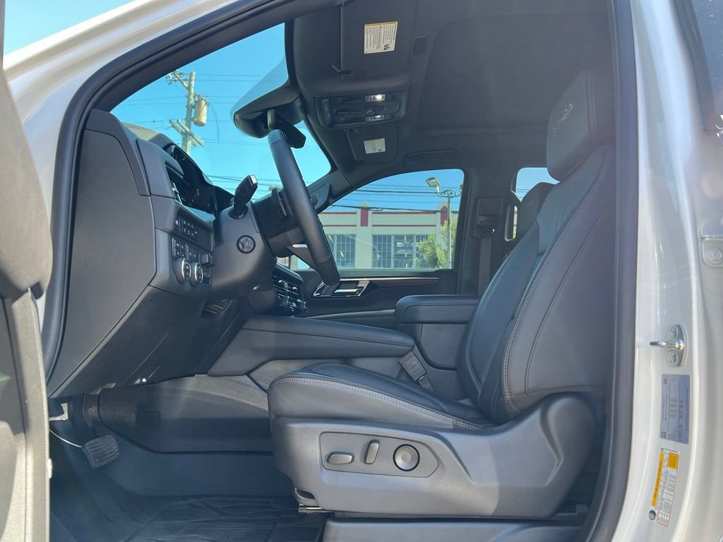 Used 2025 Chevrolet Tahoe High Country AWD/4WD image 12
