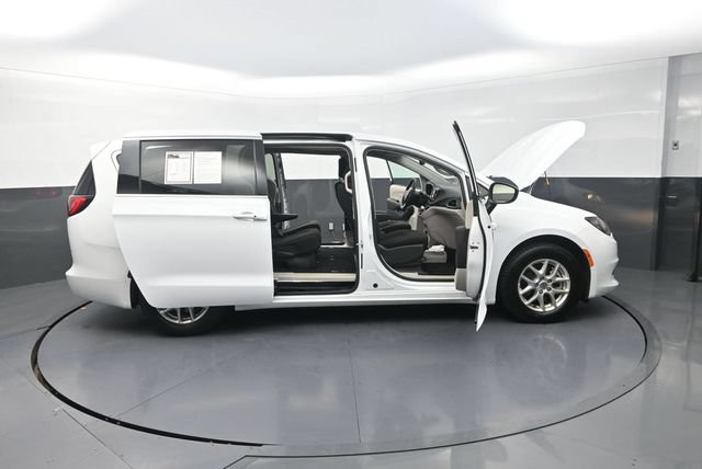 Used 2024 Chrysler Voyager LX FWD image 38