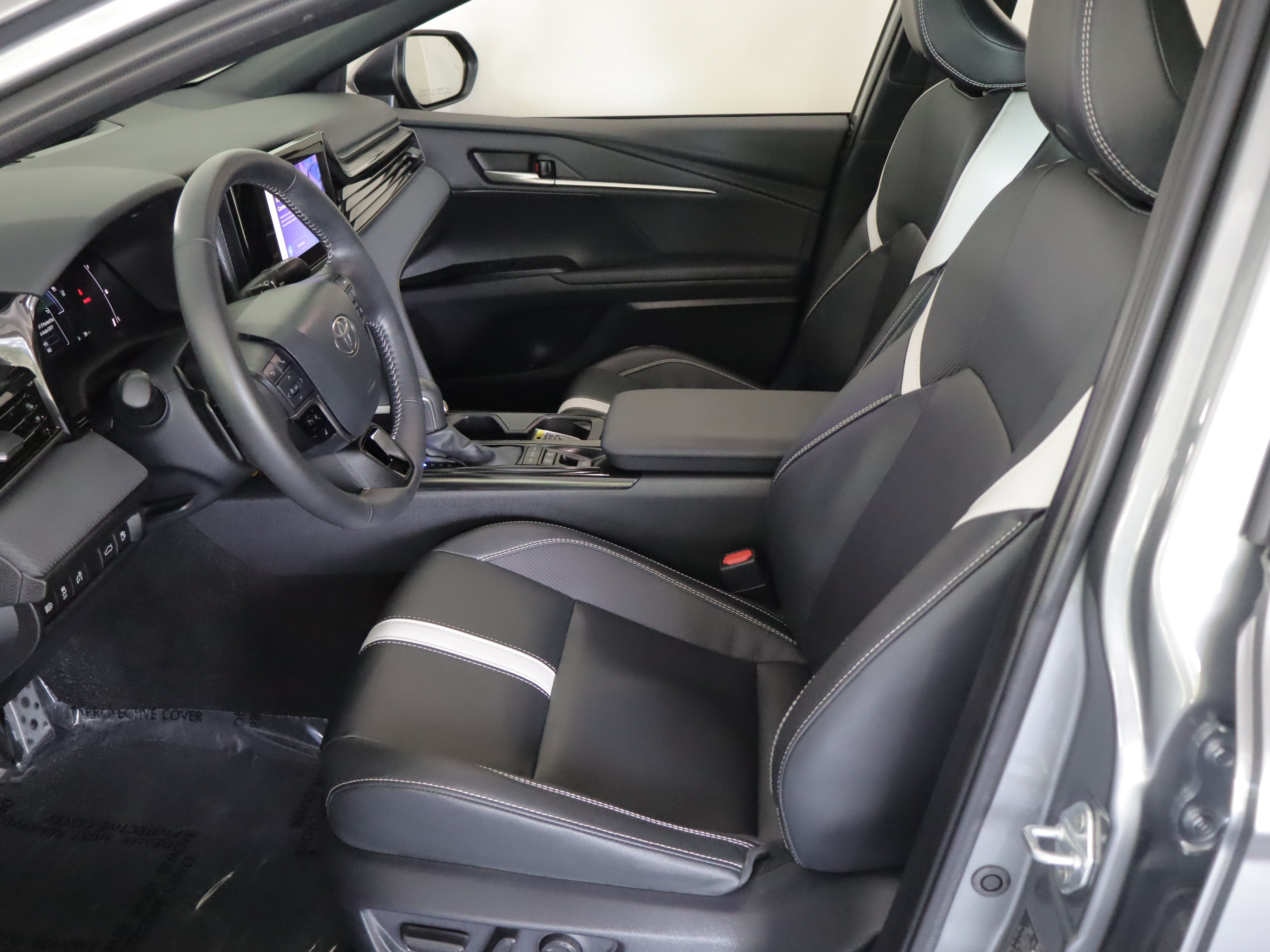 Used 2025 Toyota Camry SE w/ Convenience Package FWD image 7