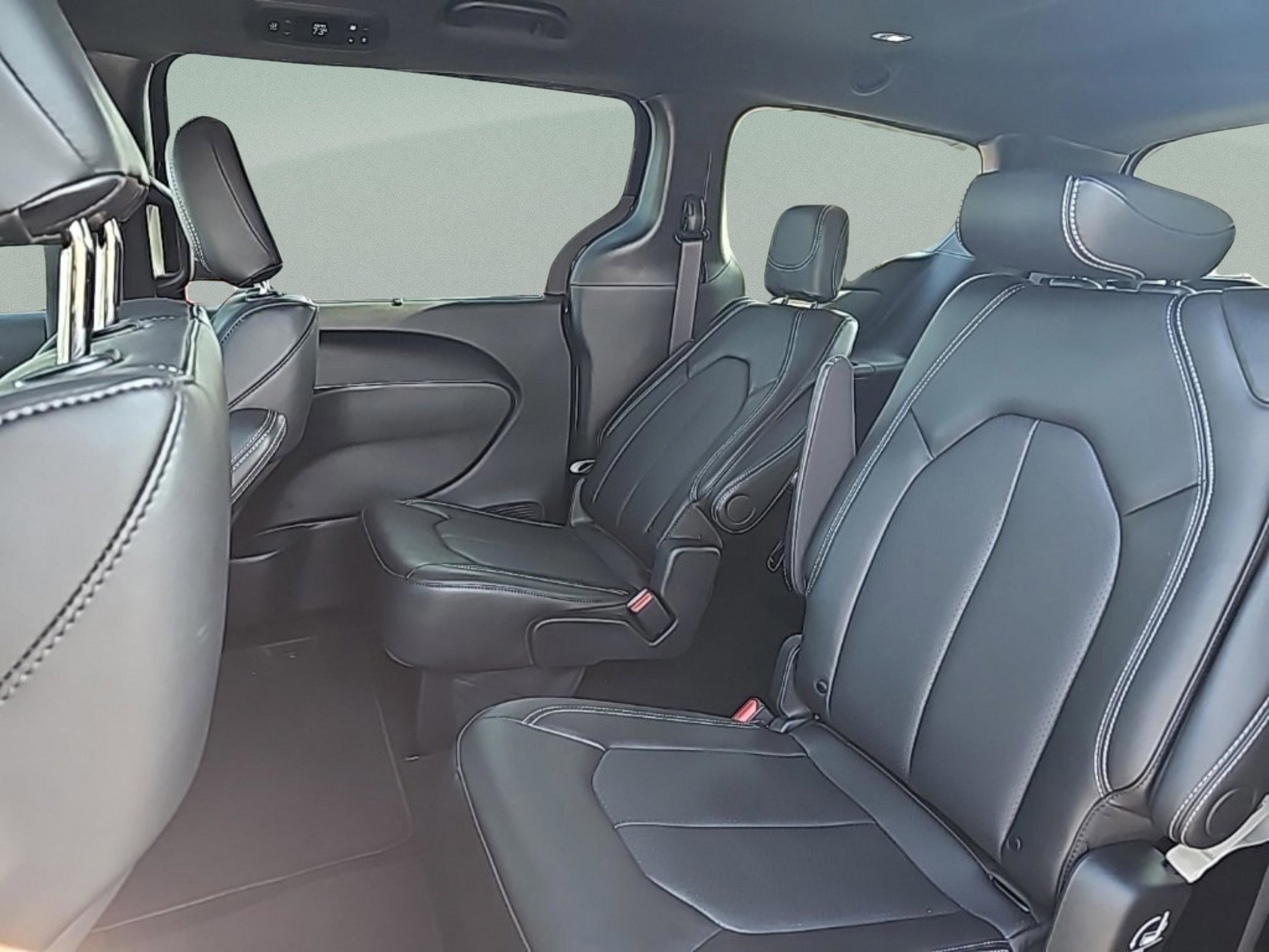 Used 2026 Chrysler Pacifica Select image 29