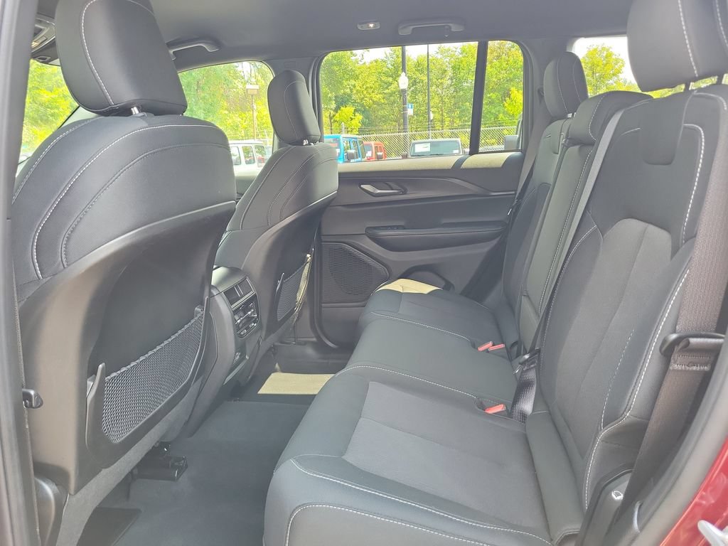 Certified 2025 Jeep Grand Cherokee Laredo AWD/4WD image 12