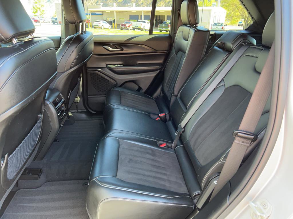 Used 2023 Jeep Grand Cherokee Altitude image 16