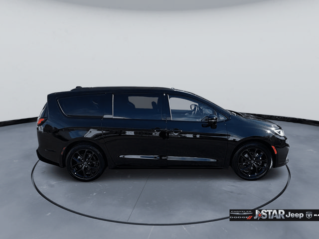 New 2026 Chrysler Pacifica Limited w/ Uconnect Theater Family Group FWD image 4