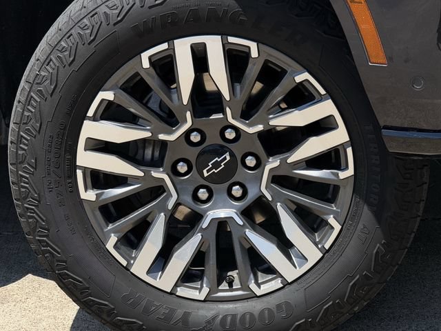Used 2025 Chevrolet Tahoe Z71 w/ Comfort Package AWD/4WD image 6