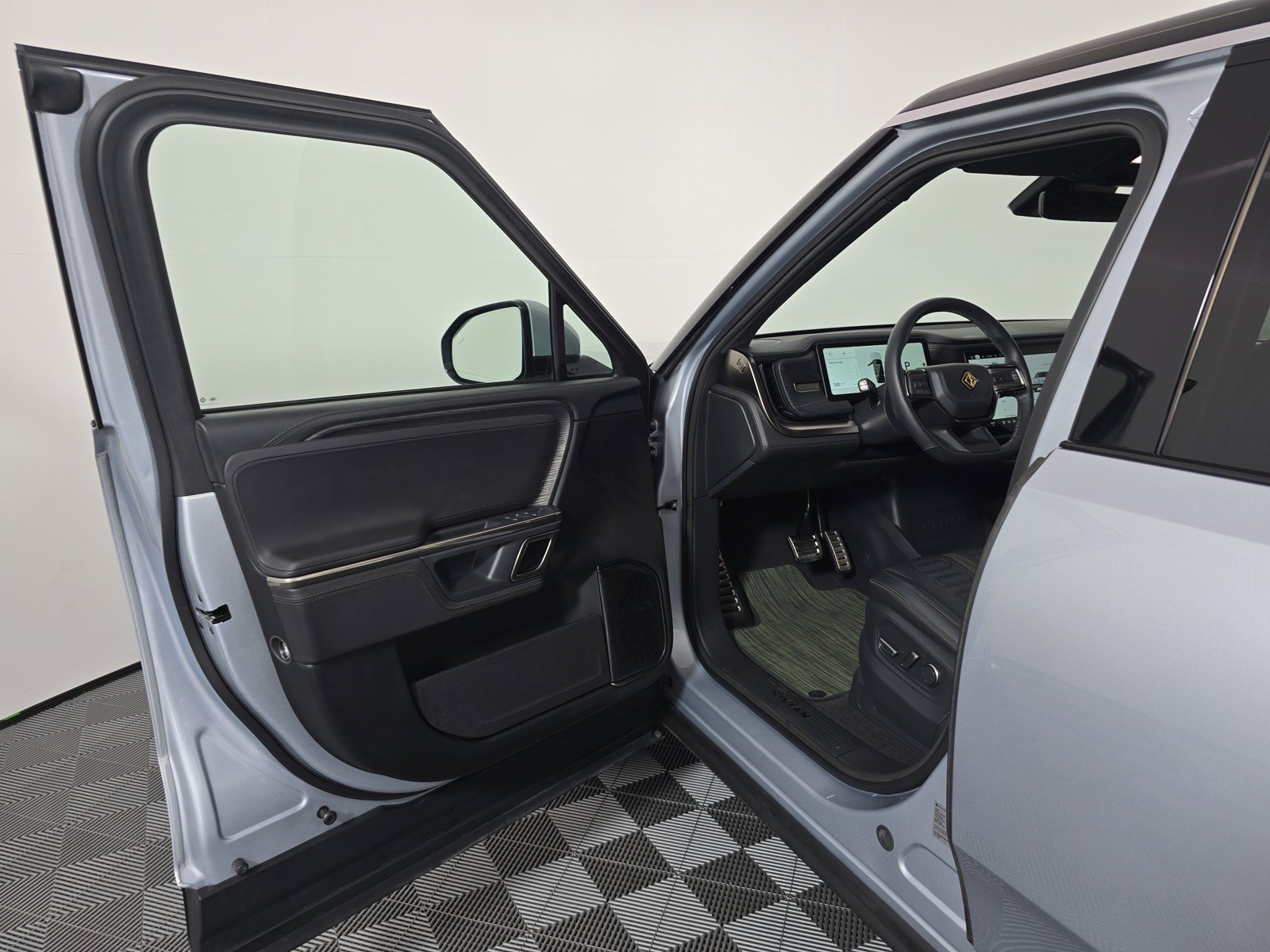 Used 2023 Rivian R1S Adventure AWD/4WD image 16