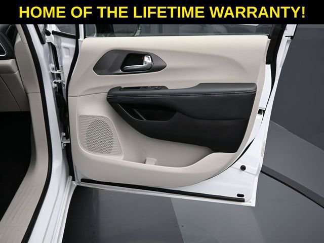 Used 2024 Chrysler Pacifica Touring-L image 45