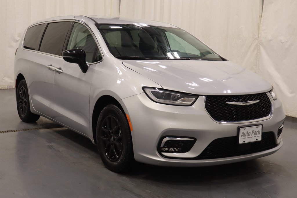 Used 2024 Chrysler Pacifica Touring-L image 2