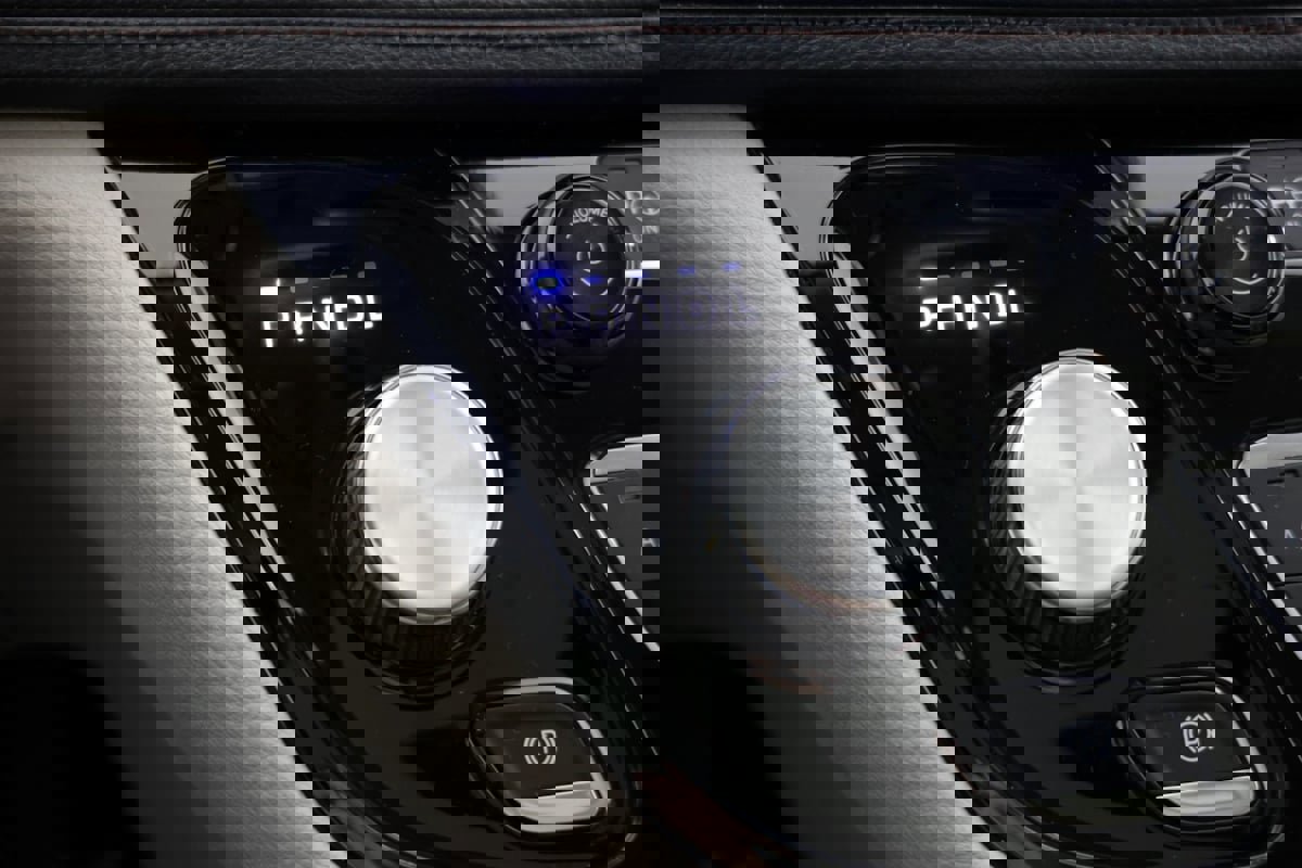 Used 2019 Chrysler Pacifica Limited w/ Tire & Wheel Group image 6