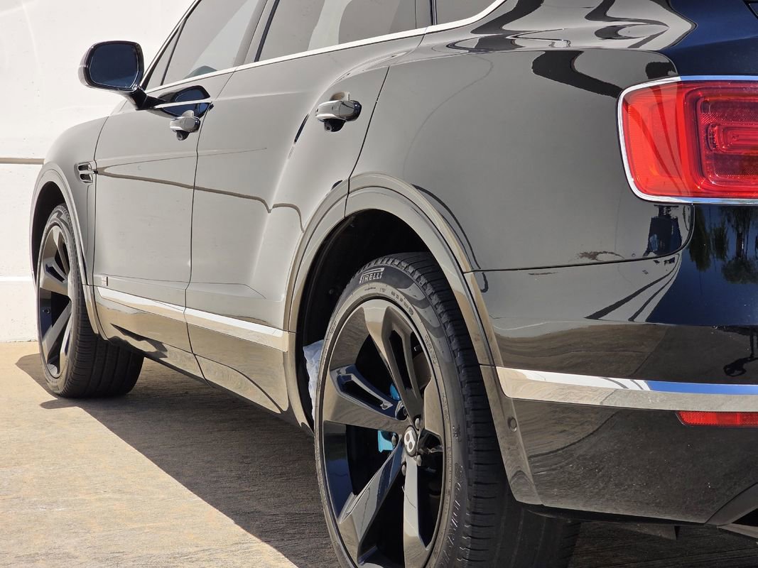 Used 2017 Bentley Bentayga image 39