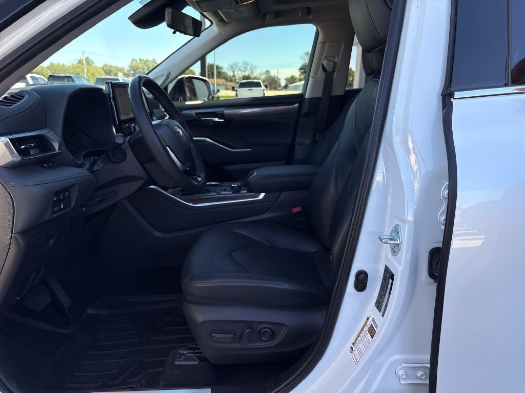 Used 2023 Toyota Highlander XLE AWD/4WD image 11