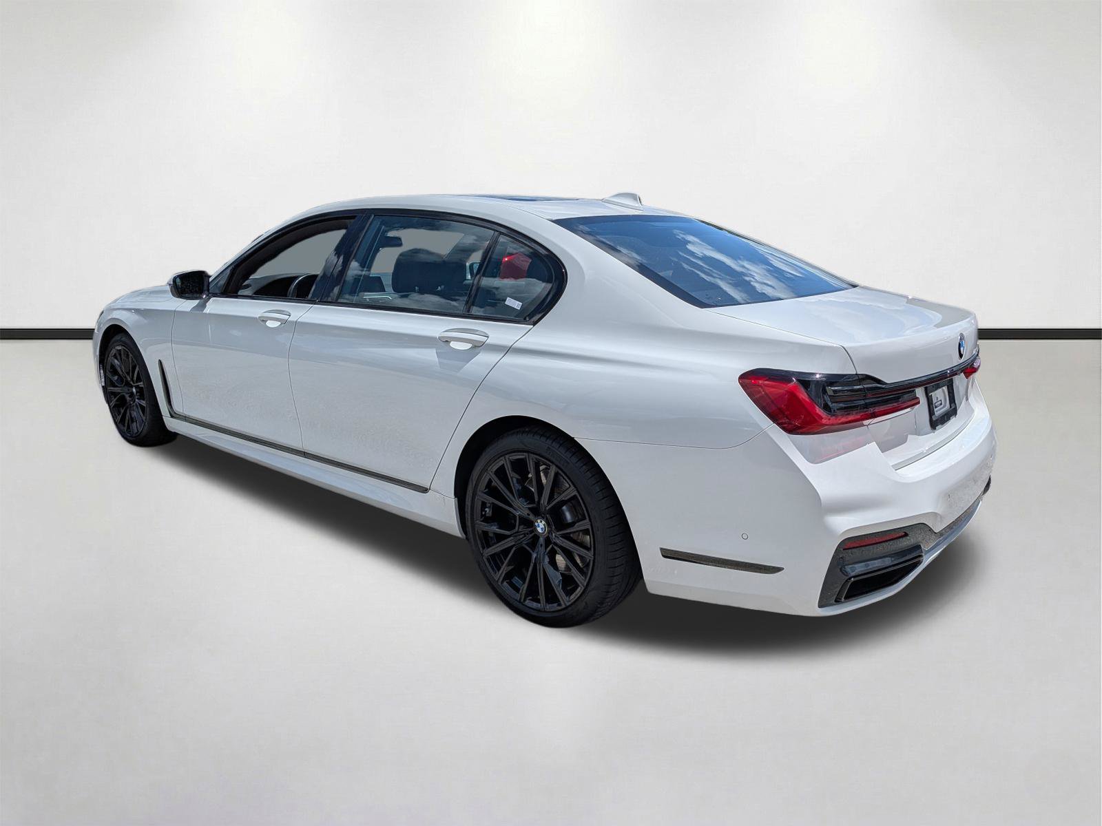 Used 2022 BMW 740i w/ M Sport Package RWD image 6