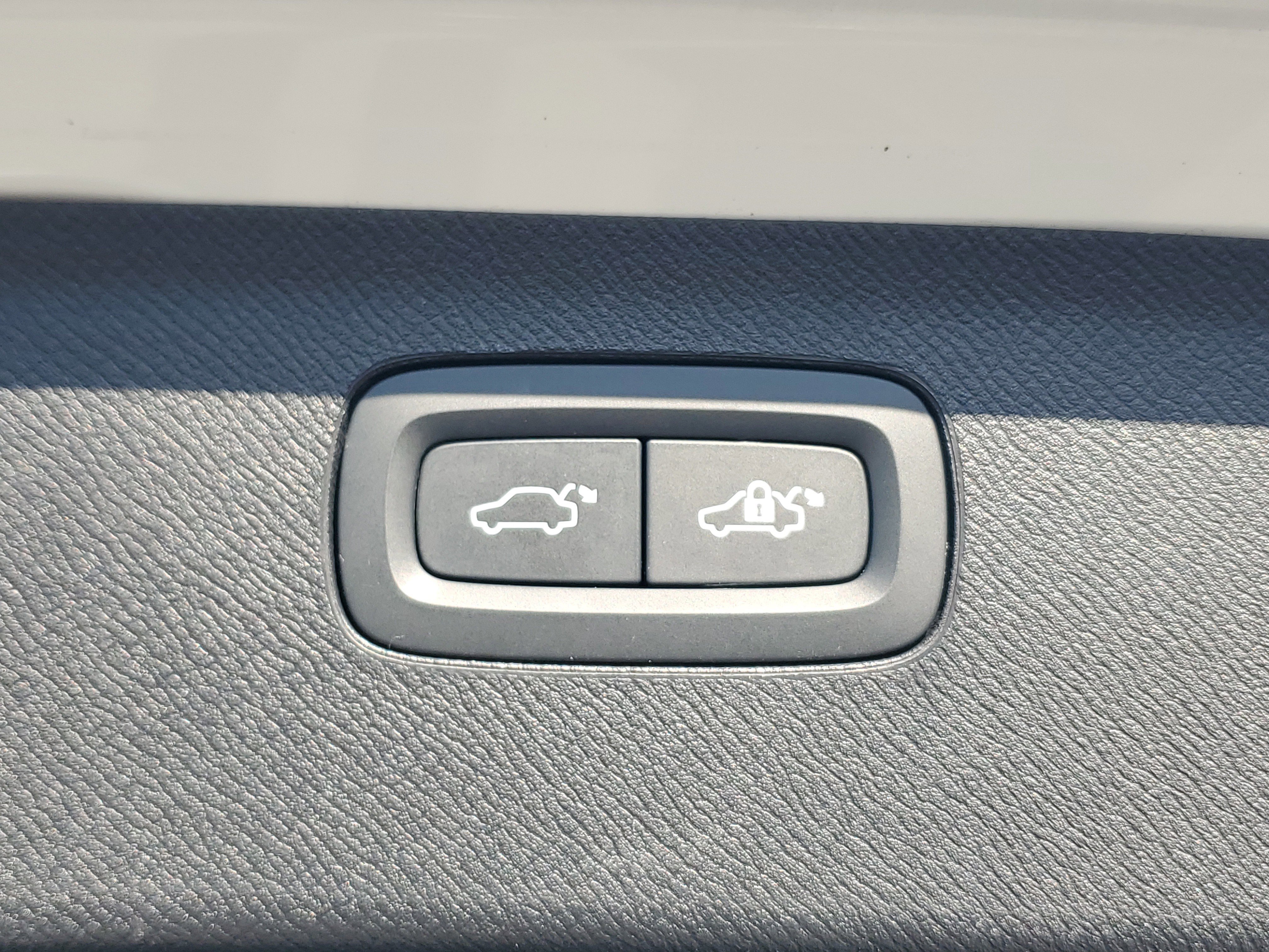 Used 2023 Volvo XC90 B6 Plus w/ Protection Package Premier image 18