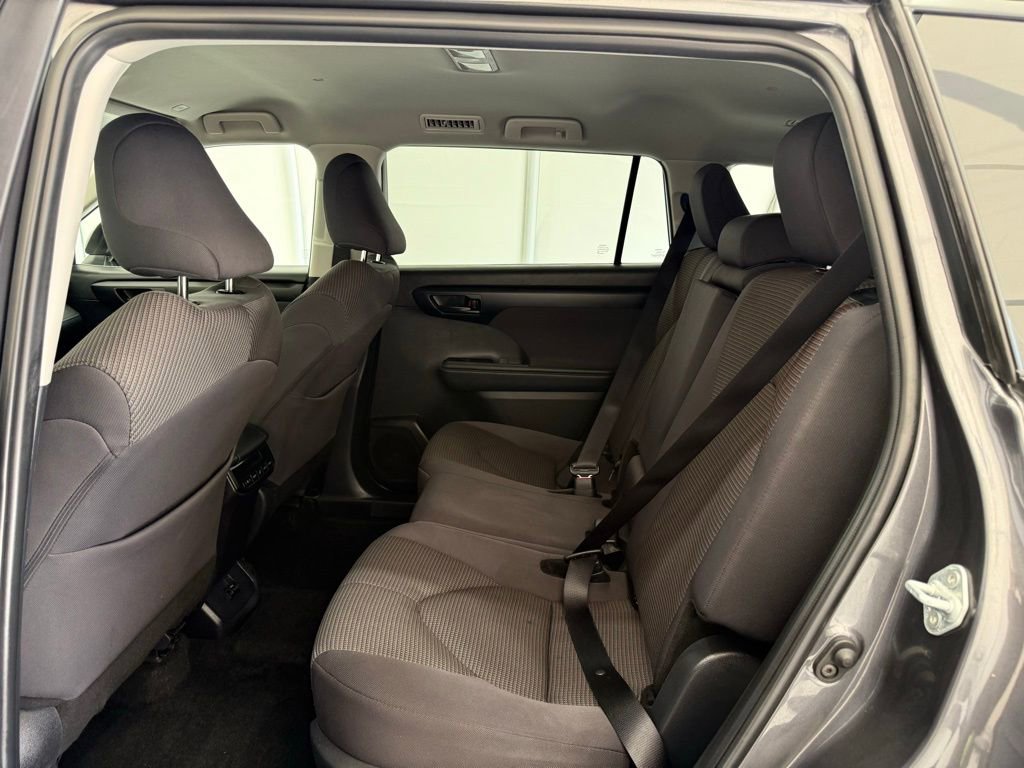 Used 2025 Toyota Highlander LE image 17