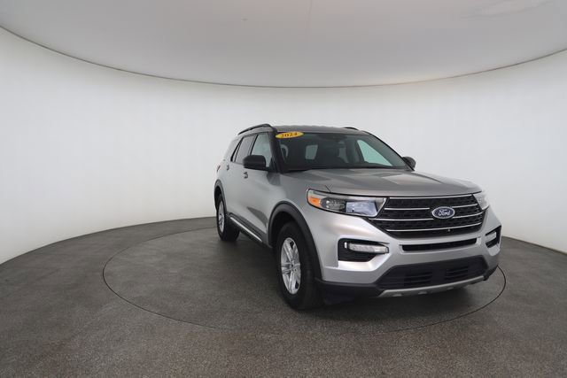 Used 2024 Ford Explorer XLT w/ Equipment Group 202A AWD/4WD image 29
