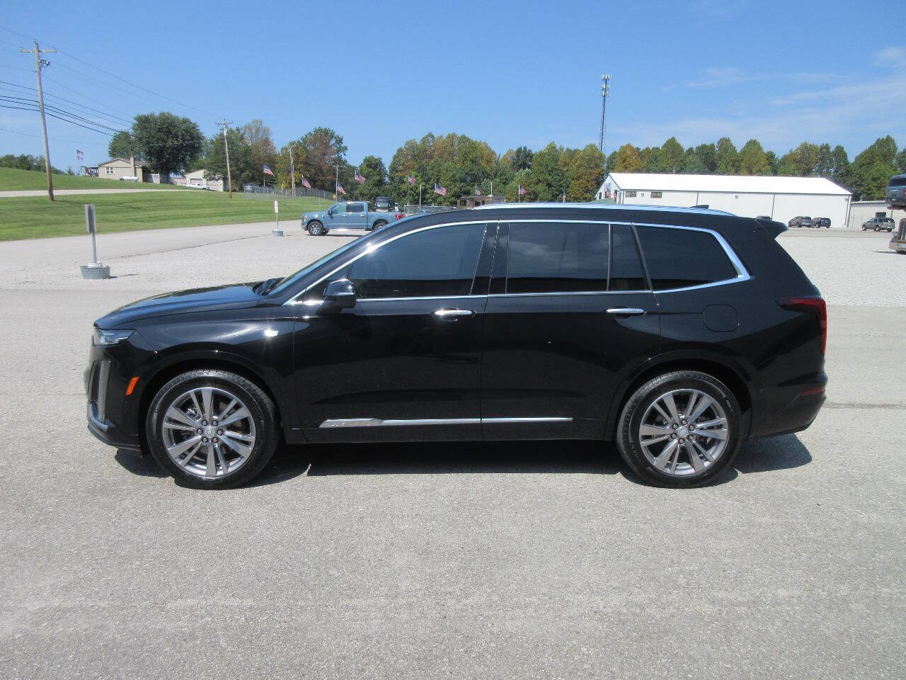 Used 2025 Cadillac XT6 Premium Luxury w/ Technology Package FWD image 3