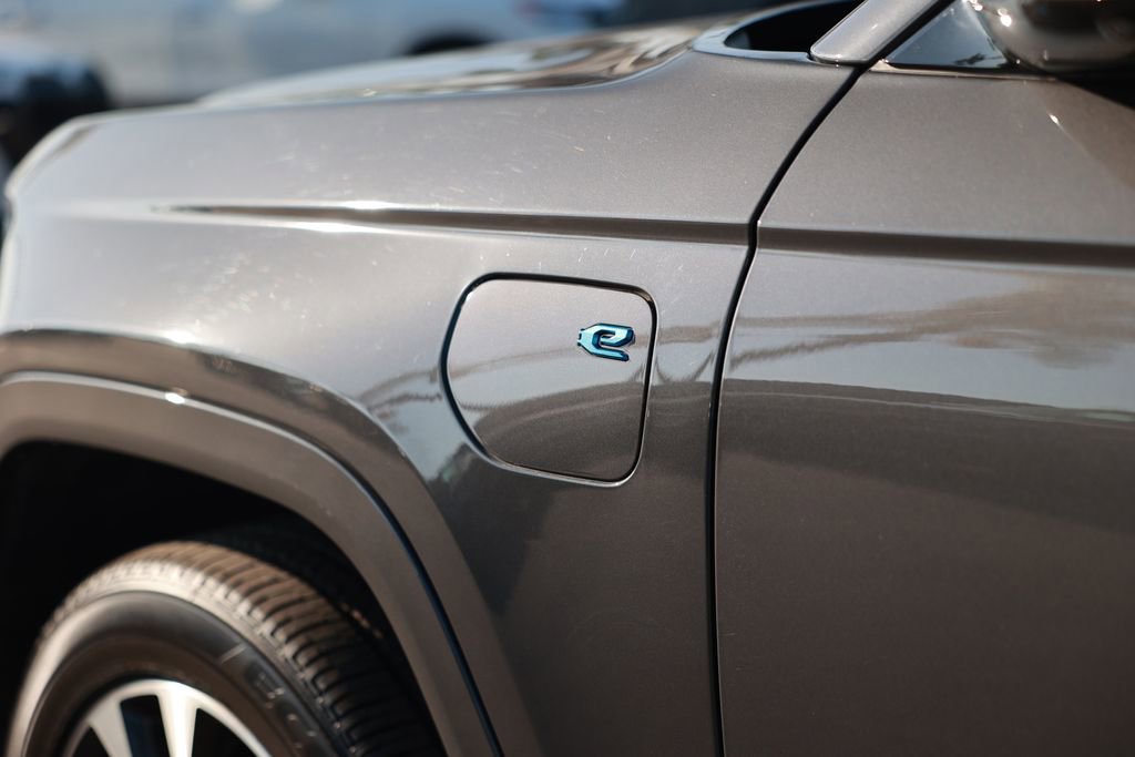 Used 2023 Jeep Grand Cherokee Overland w/ Advanced Protech Group III AWD/4WD image 15