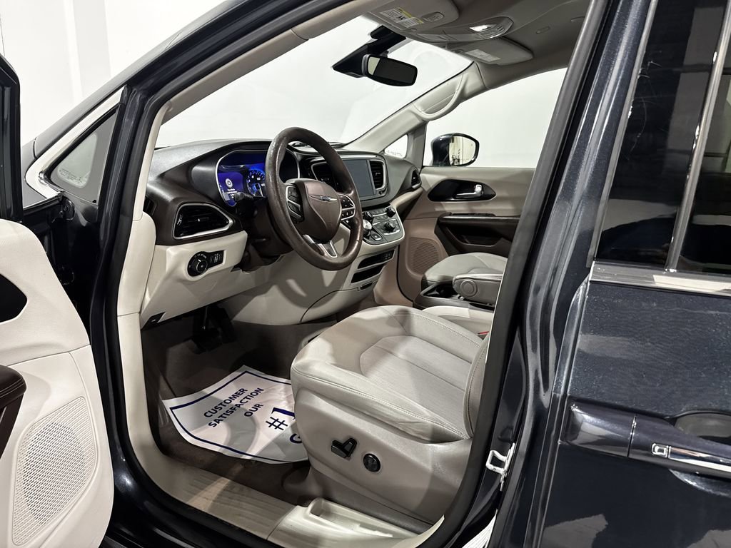 Used 2020 Chrysler Pacifica Touring w/ Advanced Safetytec Group FWD image 15