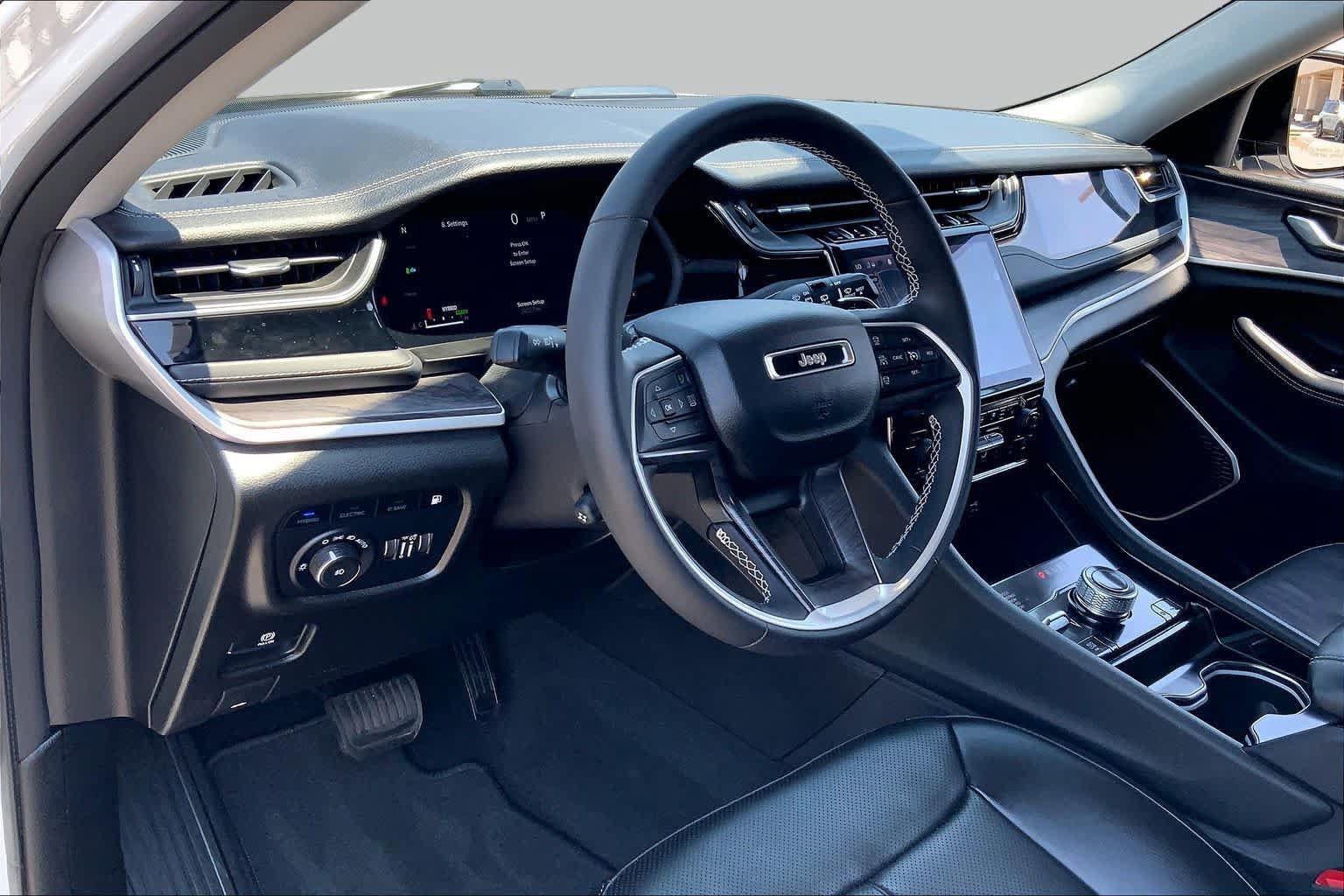 Used 2023 Jeep Grand Cherokee 4WD 4xe w/ Luxury Tech Group II image 17
