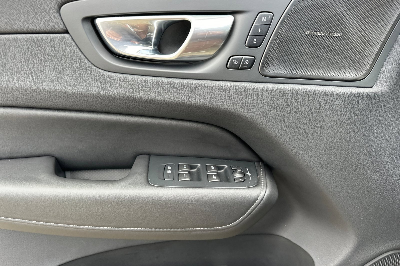 Certified 2024 Volvo XC60 B5 Ultimate w/ Protection Package Premier image 15