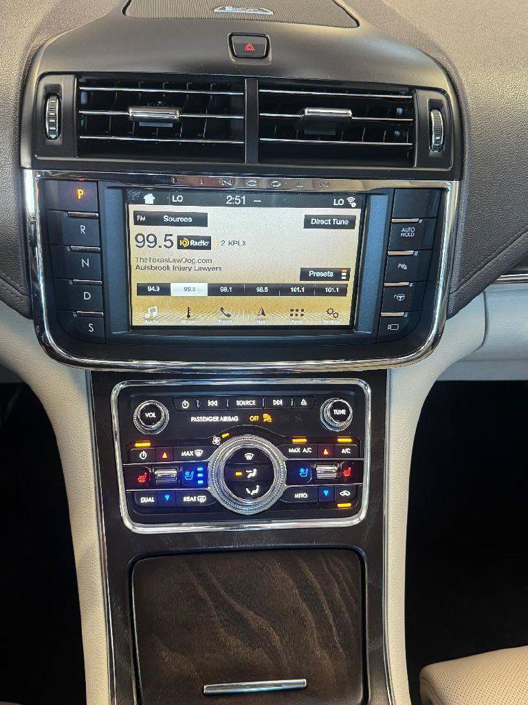 Used 2017 Lincoln Continental Reserve w/ Technology Package FWD image 32