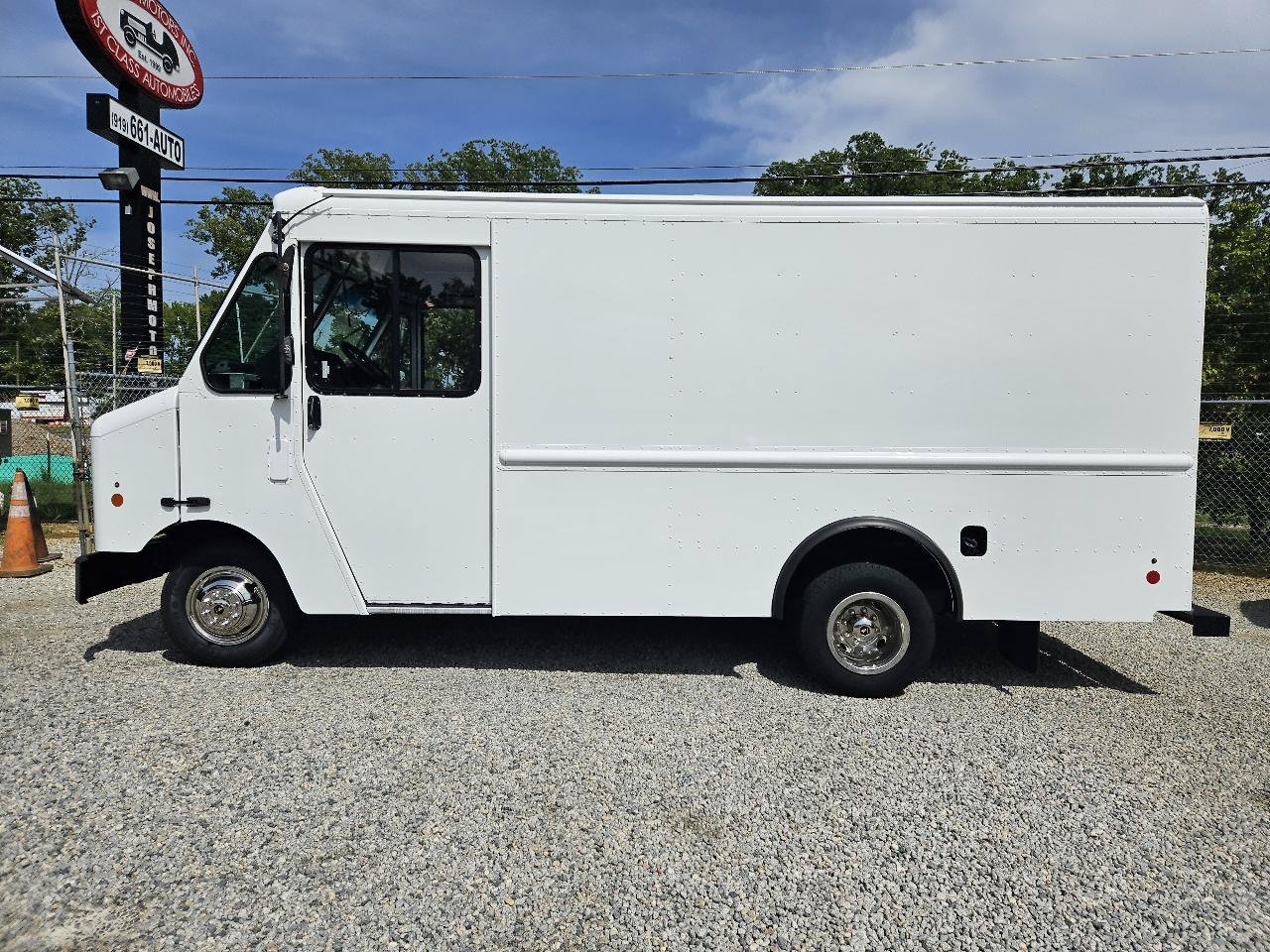Used 2018 Ford E-350 and Econoline 350 Super Duty w/ A/C Prep Package RWD image 2