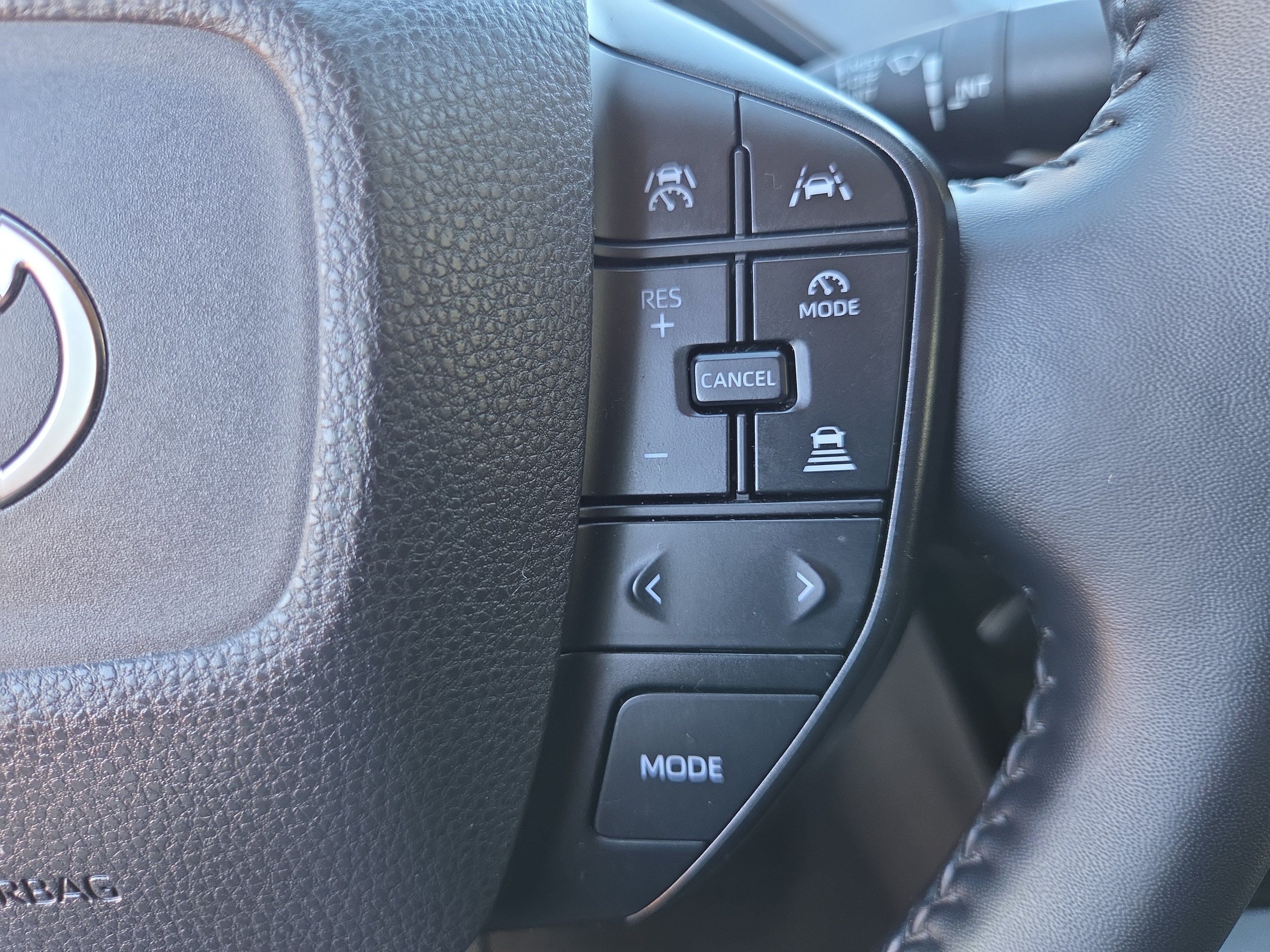 Certified 2025 Toyota Prius LE FWD image 25
